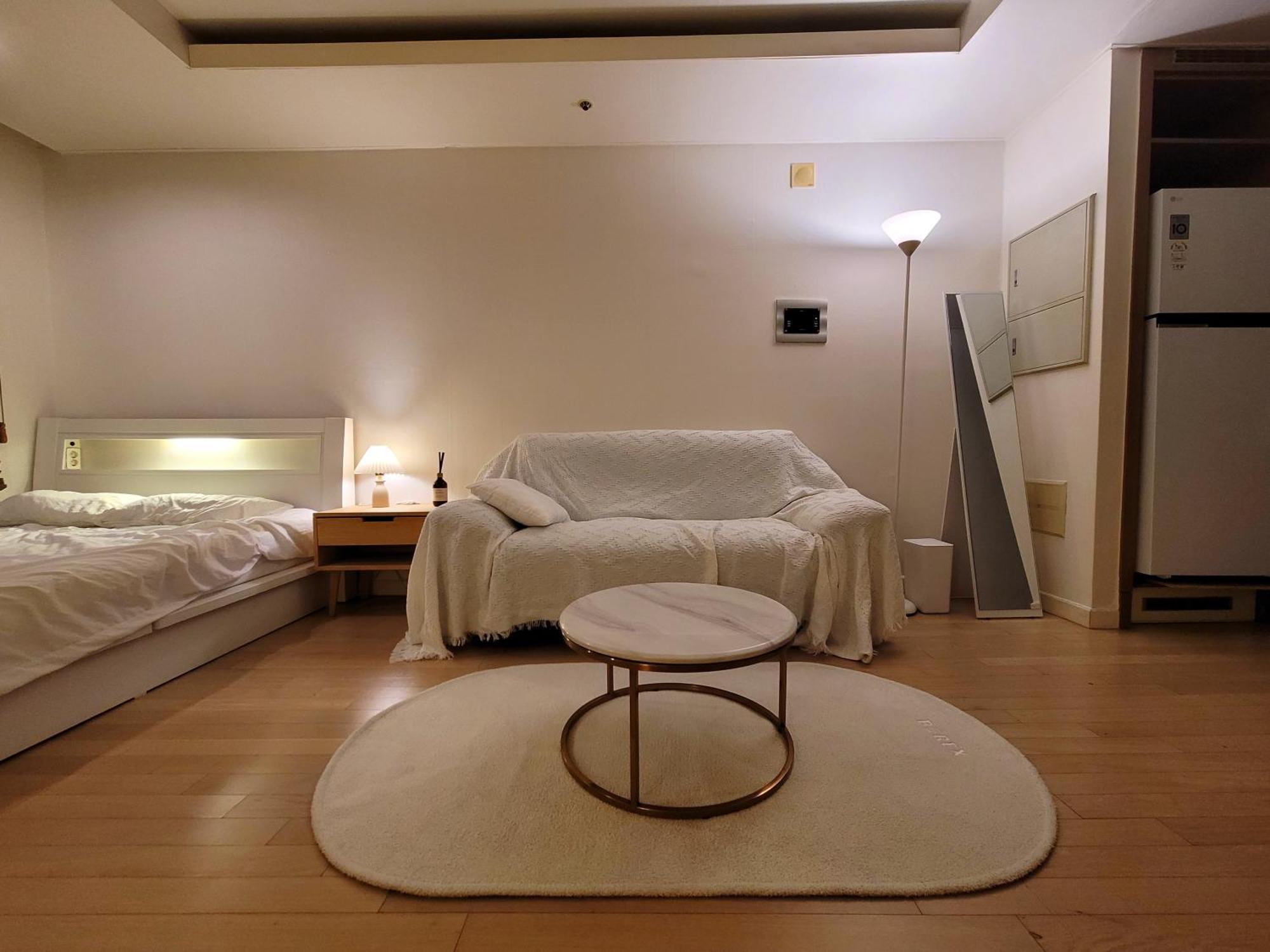 Comfortable Gangnam House In The City Center-03