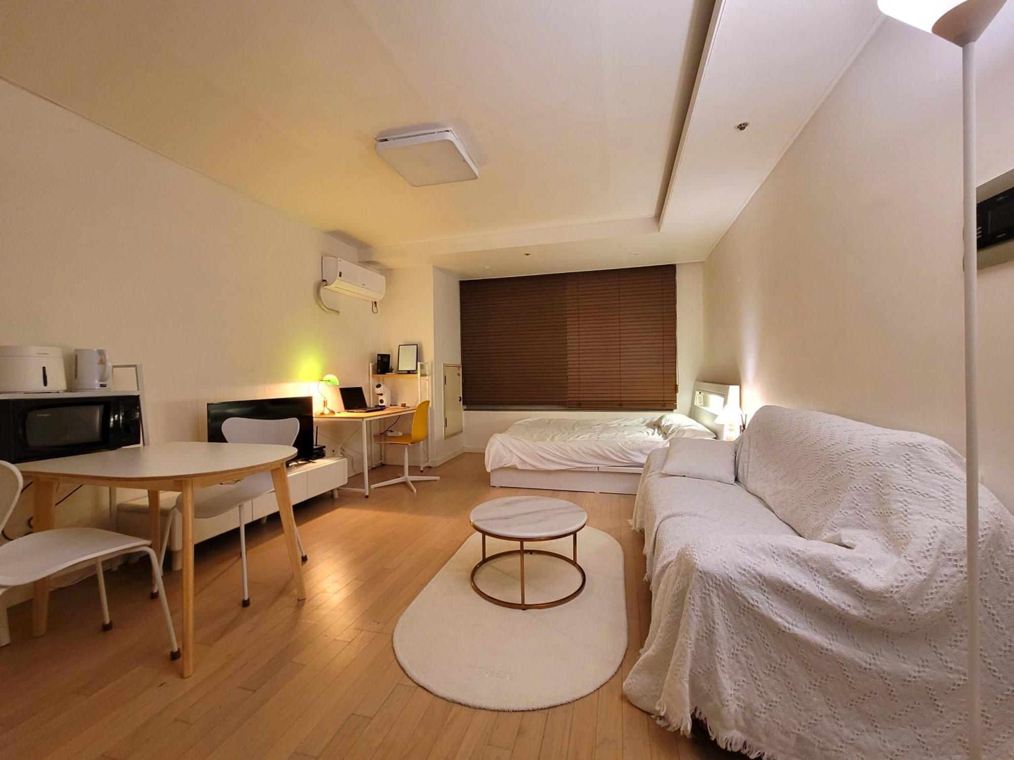 Comfortable Gangnam House In The City Center-03